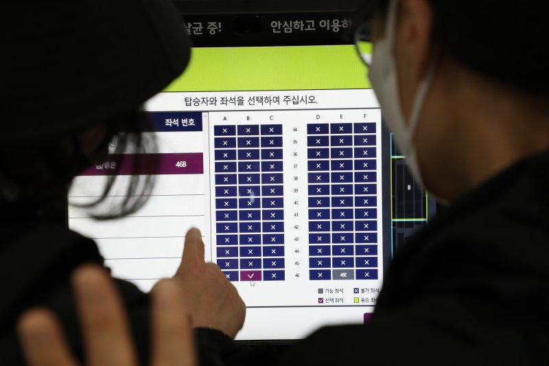 [제주=뉴시스] 우장호 기자 = 제주지역 기상이 악화한 9일 오전 제주국제공항 3층 출발장에서 이용객들이 항공기 좌석을 검색하고 있다. 2026.04.09. woo1223@newsis.com