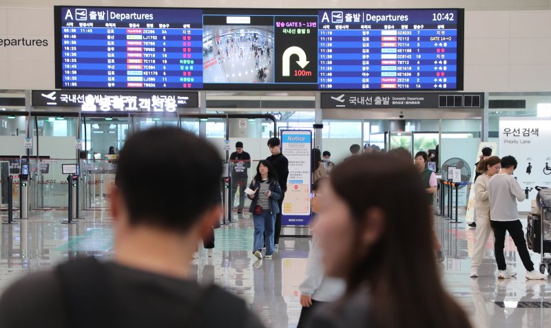 [제주=뉴시스] 우장호 기자 = 제주지역 기상이 악화한 9일 오전 제주국제공항 3층 출발장이 이용객들이 몰려 혼잡한 모습을 보이고 있다. 2026.04.09. woo1223@newsis.com