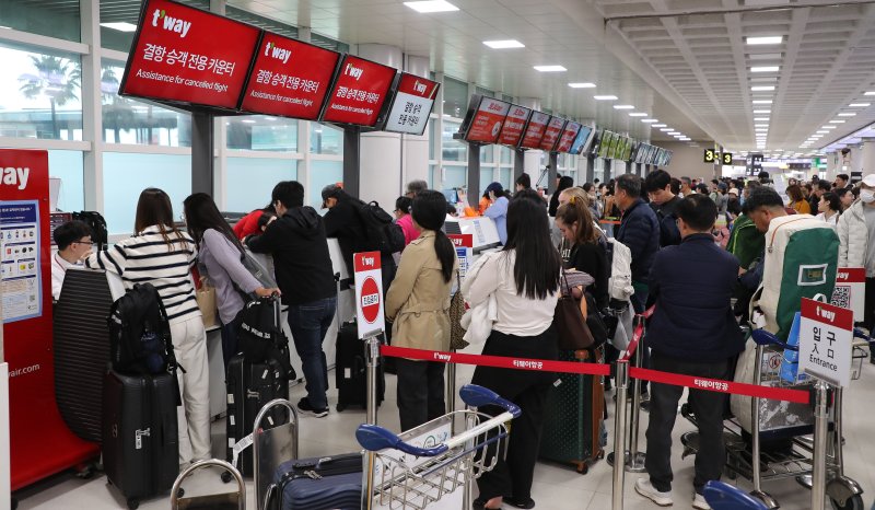 [제주=뉴시스] 우장호 기자 = 제주지역 기상이 악화한 9일 오전 제주국제공항 3층 출발장이 이용객들이 몰려 혼잡한 모습을 보이고 있다. 2026.04.09. woo1223@newsis.com
