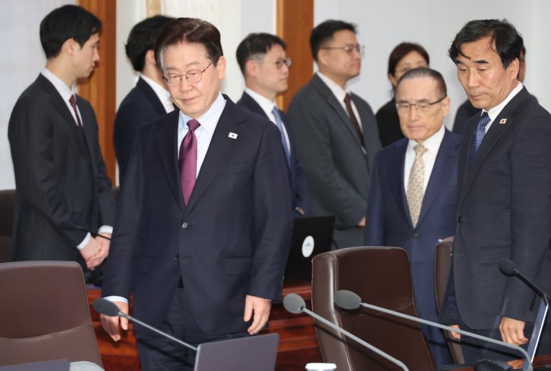 [서울=뉴시스] 고범준 기자 = 이재명 대통령이 9일 청와대에서 열린 수석보좌관회의에 입장하고 있다. (청와대통신사진기자단) 2026.04.09. bjko@newsis.com