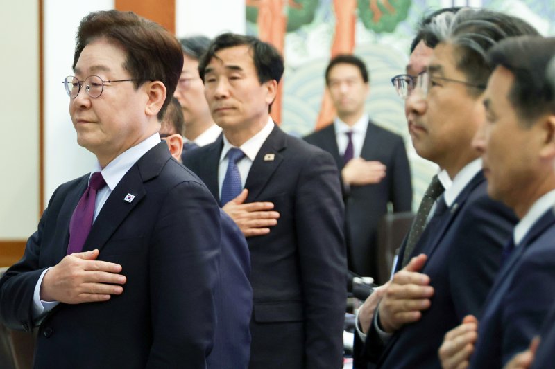 [서울=뉴시스] 고범준 기자 = 이재명 대통령이 9일 청와대에서 열린 수석보좌관회의에서 참석자들과 국민의례를 하고 있다. (청와대통신사진기자단) 2026.04.09. bjko@newsis.com