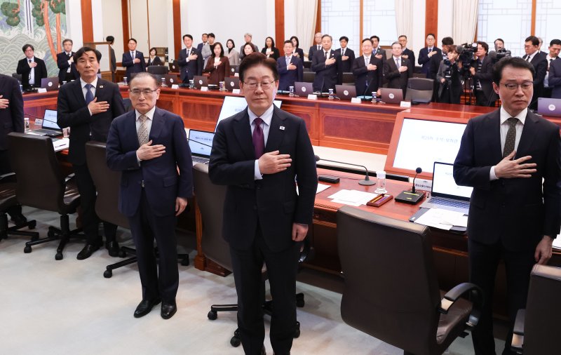 [서울=뉴시스] 고범준 기자 = 이재명 대통령이 9일 청와대에서 열린 수석보좌관회의에서 국민의례를 하고 있다. (청와대통신사진기자단) 2026.04.09. bjko@newsis.com