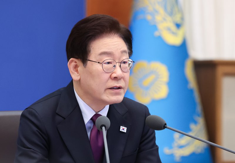 [서울=뉴시스] 고범준 기자 = 이재명 대통령이 9일 청와대에서 열린 수석보좌관회의에서 발언을 하고 있다. (청와대통신사진기자단) 2026.04.09. bjko@newsis.com