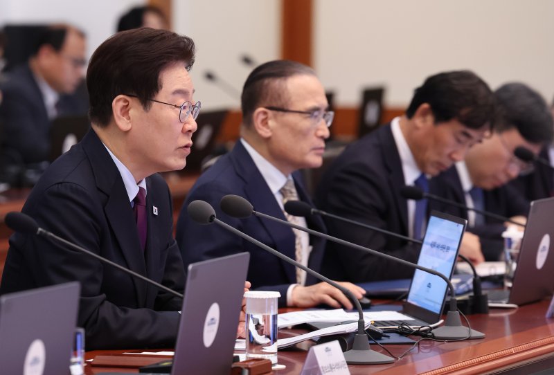 [서울=뉴시스] 고범준 기자 = 이재명 대통령이 9일 청와대에서 열린 수석보좌관회의에서 발언하고 있다. (청와대통신사진기자단) 2026.04.09. bjko@newsis.com
