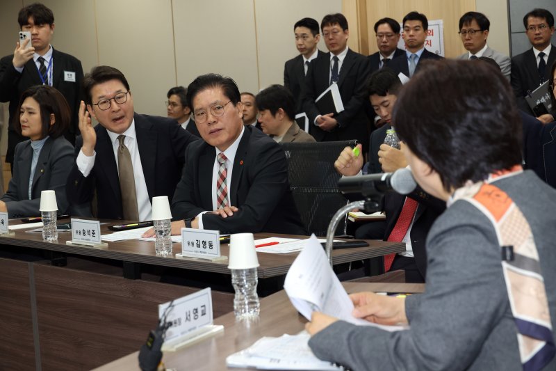 [서울=뉴시스] 국회사진기자단 = 국회 윤석열 정권 정치검찰 조작기소 의혹 진상규명을 위한 국정조사 특별위원회가 9일 서울중앙지검에 대한 현장조사에 나선 가운데 서영교 위원장과 신동욱, 송석준 의원이 설전을 벌이고 있다. 2026.04.09. photo@newsis.com