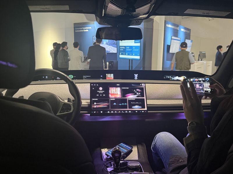 지난 8일 서울 강남 프로젝트 스페이스 라인에서 진행된 '하만 익스플로어 코리아 2026' 행사장 내 하만 카오디오 탑재 체험 차량 안에서는 음악에 따라 좌석 뒤편까지 진동이 전달되며, 사운드를 몸으로 느낄 수 있었다. 사진=임수빈 기자