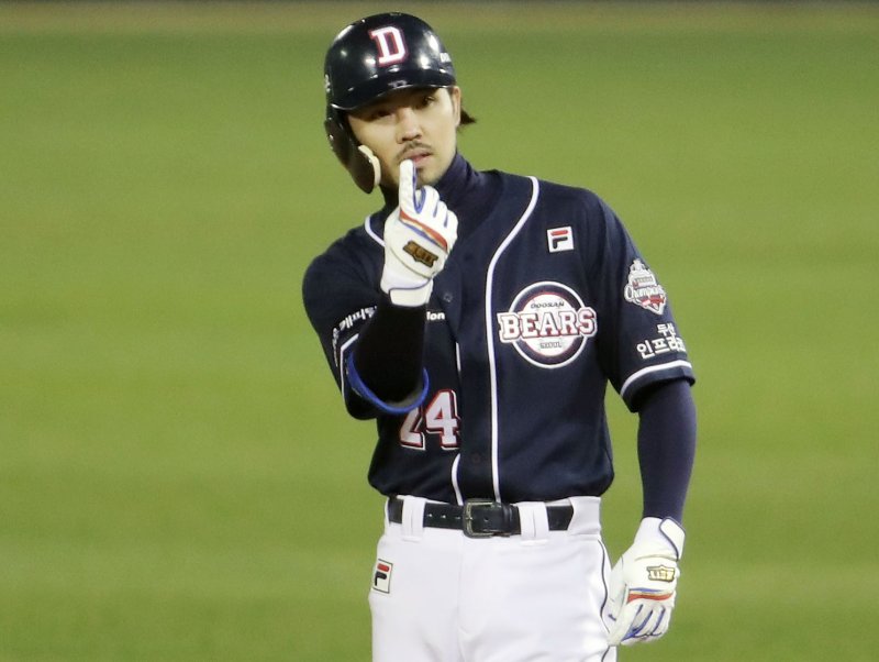 후배 야구선수 등을 협박해 의료용 마약류를 수수한 혐의로 추가 기소된 야구 국가대표 출신 오재원(41)씨가 1심에 이어 2심에서도 실형을 선고받았다. 사진은 지난 2020년 11월 5일 준플레이오프(준PO) 경기에서의 오씨.뉴시스