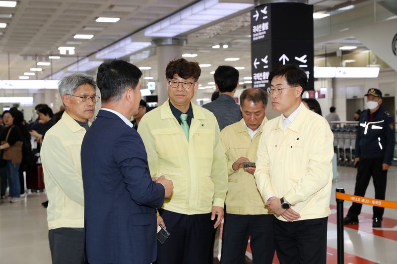 박천수 제주도지사 권한대행이 9일 제주국제공항을 찾아 결항·지연 현황과 여객 안전대책을 점검하고 있다. 강풍과 호우로 제주공항 결항 편수는 오후 들어 196편까지 늘었다. /사진=제주특별자치도 제공