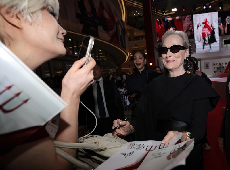 배우 메릴 스트립이 8일 서울 영등포구 타임스퀘어에서 열린 영화 ‘악마는 프라다를 입는다 2’(감독 데이빗 프랭클) 레드카펫 행사에 참석해 팬들과 즐거운 시간을 보내고 있다. 2026.4.8 ⓒ 뉴스1 권현진 기자