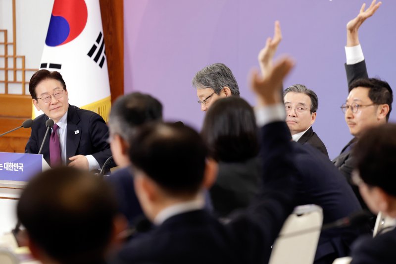 이재명 대통령이 9일 청와대에서 열린 국민경제자문회의 제1차 전체 회의에서 발언권을 요청하는 참석자들을 바라보고 있다. (청와대통신사진기자단) ⓒ 뉴스1 허경 기자