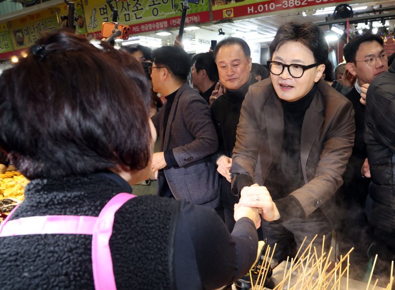 [부산=뉴시스] 하경민 기자 = 한동훈 전 국민의힘 대표가 7일 부산 북구 구포시장을 방문, 상인 등과 인사하고 있다. 2026.03.07. yulnetphoto@newsis.com
