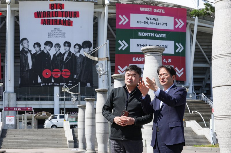[고양=뉴시스]이동환 경기 고양시장이 9일 오후 7시 열리는 'BTS 월드투어 ‘아리랑 인’ 고양' 공연을 앞두고 공연장 시설 점검 등을 하고 있다.(사진=고양시 제공)photo@newsis.com