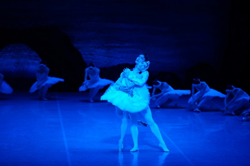 [서울=뉴시스]7일 개막한 국립발레단 정기공연 '백조의 호수'에서 허서명과 박슬기가 열연하고 있다. (사진=국립발레단 제공)