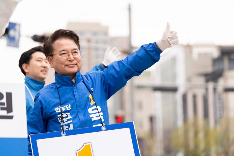 육동한 춘천시장 예비후보가 9일 아침 춘천 후평사거리에서 시민들에게 인사를 하고 있다.(후보 측 제공, 재판매 및 DB금지)