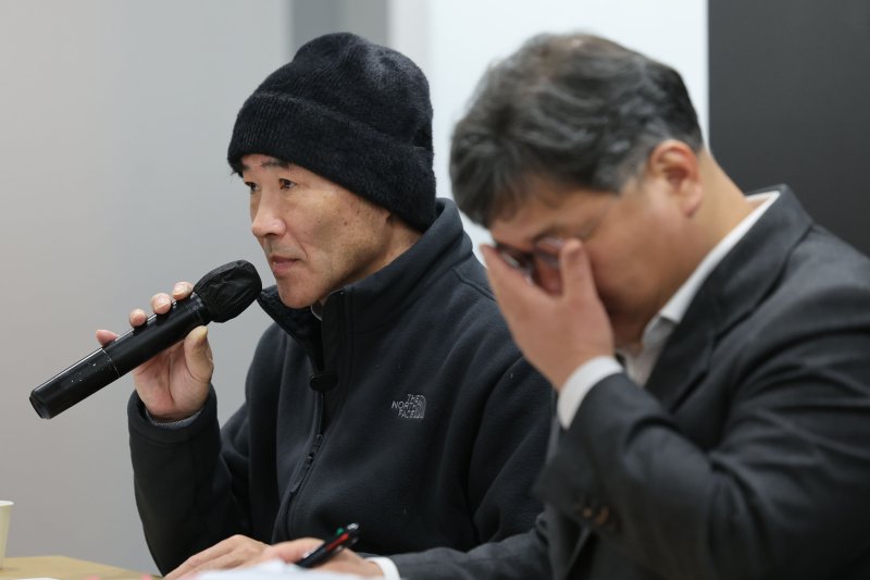 [서울=뉴시스] 권창회 기자 = '서해 공무원 피살 사건'의 유족 이래진씨(왼쪽)와 법률대리인 김기윤 변호사가 19일 서울 서초구 한 사무실에서 서해 피살 사건의 판결문 공개 기자회견을 열고 발언하고 있다. 2026.01.19. kch0523@newsis.com