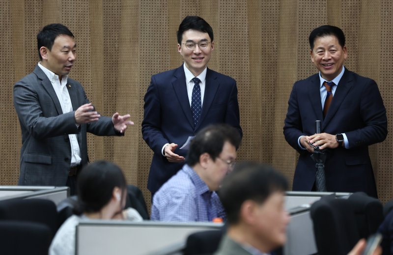 김남국 전 의원이 9일 서울 여의도 국회에서 안산갑 국회의원 보궐선거 출마선언 기자회견을 하기에 앞서 김용민 의원과 대화를 나누고 있다. 2026.4.9 ⓒ 뉴스1 김도우 기자