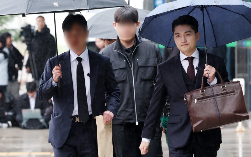 강북 모텔 연쇄살인사건 피해자 유족과 남언호 법률사무소 빈센트 변호사(오른쪽)가 지난 4월 9일 오후 서울북부지법에서 열리는 강북 모텔 연쇄살인사건 1차 공판기일에 출석하고 있다. 뉴시스