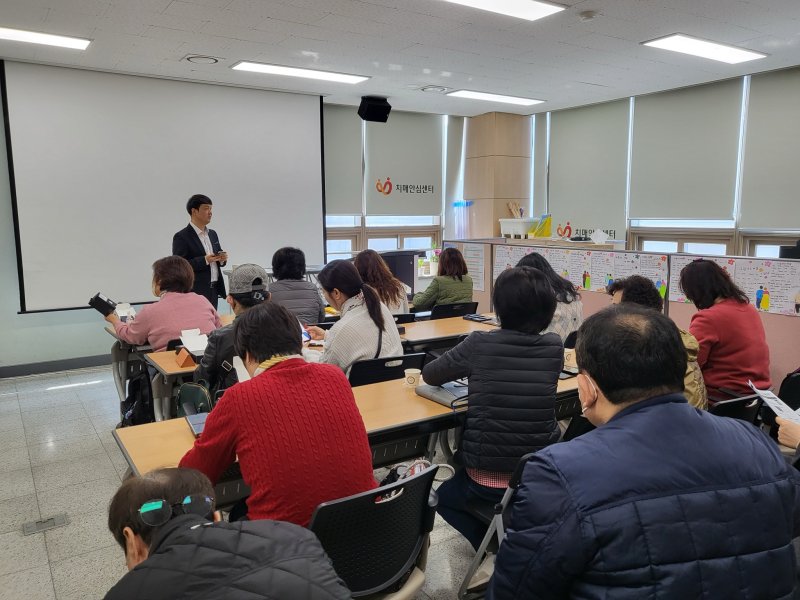 [인천=뉴시스] 배회감지기 배부 및 사용법 설명회. (사진=남동구 제공) 2026.04.09. photo@newsis.com *재판매 및 DB 금지