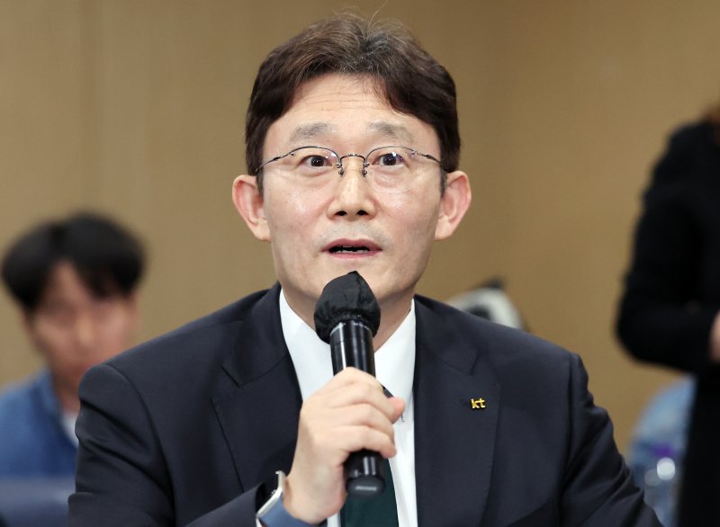 박윤영 KT 대표가 9일 오후 서울 강남구 한국과학기술회관에서 열린 부총리 겸 과학기술정보통신부 장관-통신사 CEO 간담회에 참석해 인사말을 하고 있다. 2026.4.9 ⓒ 뉴스1 김진환 기자