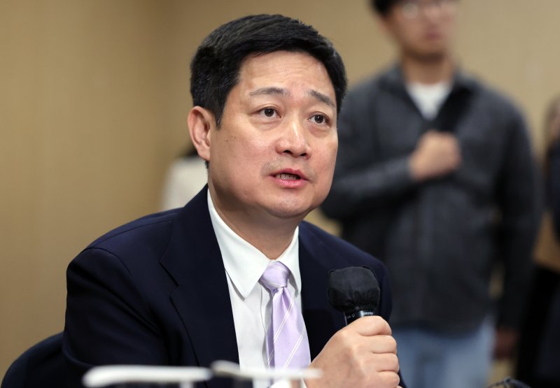 홍범식 LG 유플러스 대표가 9일 오후 서울 강남구 한국과학기술회관에서 열린 부총리 겸 과학기술정보통신부 장관-통신사 CEO 간담회에 참석해 모두발언을 하고 있다. 2026.4.9 ⓒ 뉴스1 김진환 기자