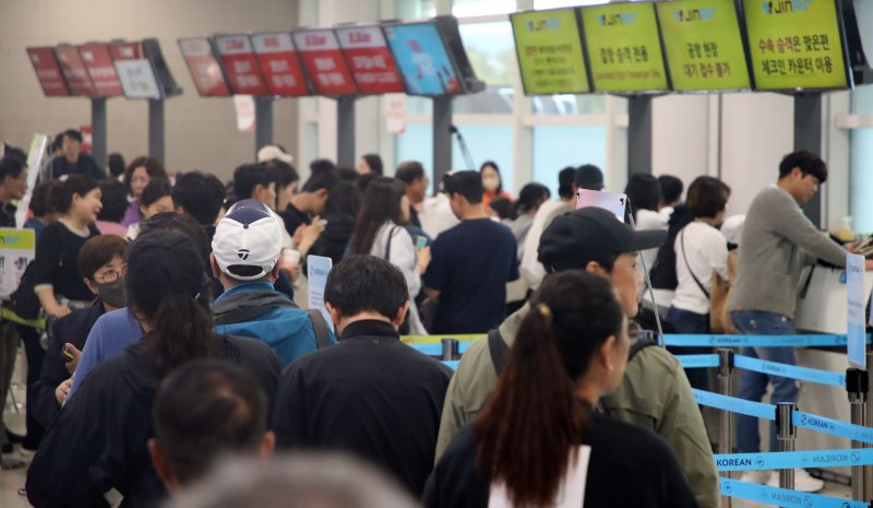 9일 오후 제주에 강한 비바람이 몰아치는 가운데 제주국제공항에 결항이 속출하고 있다. 한국공항공사 제주공항에 따르면 이날 오후 2시 기준 출도착 포함 196편이 결항됐다.2026.4.9 ⓒ 뉴스1 고동명 기자