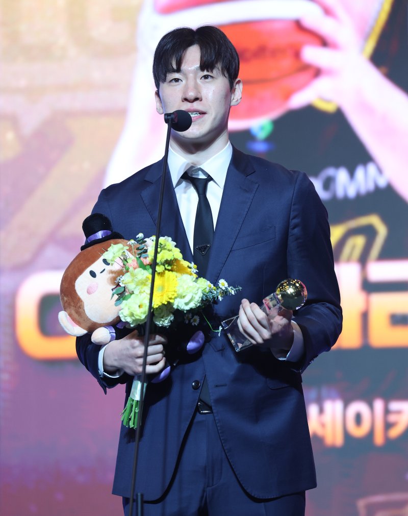 9일 오후 서울 강남구 그랜드 인터컨티넨탈 서울 파르나스 그랜드볼룸에서 열린 2025-2026 LG전자 프로농구 시상식에서 BEST 5에 선정된 이정현(고양 노소)이 소감을 밝히고 있다. 2026.4.9 ⓒ 뉴스1 오대일 기자