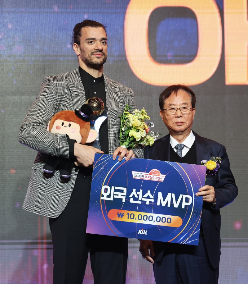 9일 오후 서울 강남구 그랜드 인터컨티넨탈 서울 파르나스 그랜드볼룸에서 열린 2025-2026 LG전자 프로농구 시상식에서 외국선수 MVP에 선정된 아셈 마레이(창원 LG)가 이수광 KBL 총재와 기념촬영을 하고 있다. ⓒ 뉴스1 오대일 기자