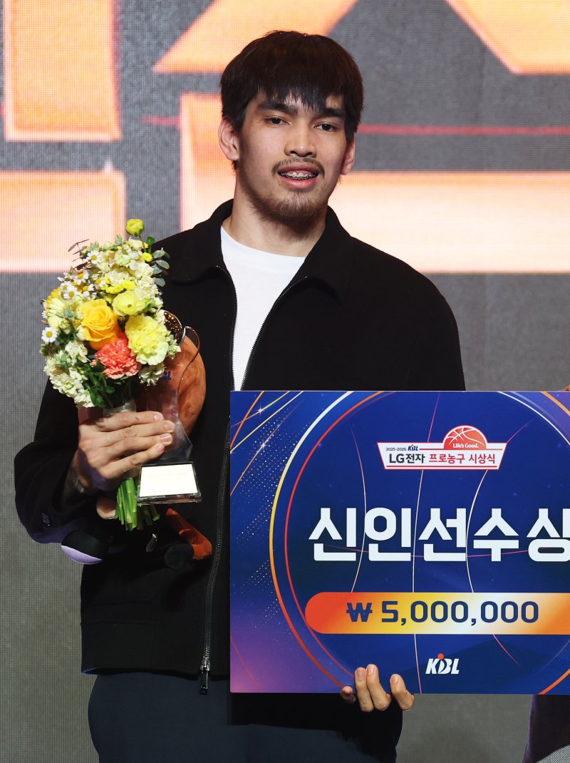 9일 오후 서울 강남구 그랜드 인터컨티넨탈 서울 파르나스 그랜드볼룸에서 열린 2025-2026 LG전자 프로농구 시상식에서 신인 선수상을 수상한 케빈 켐바오(고양 소노)가 기념촬영을 하고 있다. 2026.4.9 ⓒ 뉴스1 오대일 기자