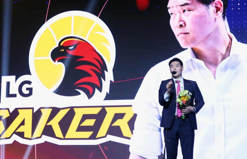 9일 오후 서울 강남구 그랜드 인터컨티넨탈 서울 파르나스 그랜드볼룸에서 열린 2025-2026 LG전자 프로농구 시상식에서 감독상을 수상한 조상현 감독(창원 LG)가 수상 소감을 밝히고 있다. 2026.4.9 ⓒ 뉴스1 오대일 기자