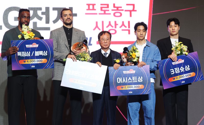 9일 오후 서울 강남구 그랜드 인터컨티넨탈 서울 파르나스 그랜드볼룸에서 열린 2025-2026 LG전자 프로농구 시상식에서 계량 부문 수상자들이 기념촬영을 하고 있다. 왼쪽부터 득점상 및 블록상 자밀 워니(서울 SK), 리바운드상 및 스틸상 아셈 마레이(창원 LG), 이수광 KBL 총재, 어시스트상 허훈(부산 KCC), 3점슛상 허웅(부산 KCC). 2026.4.9 ⓒ 뉴스1 오대일 기자