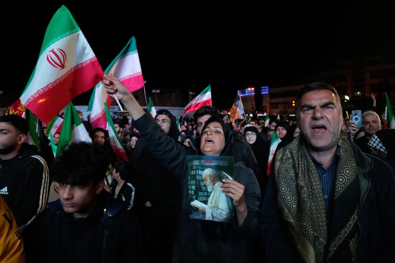 [테헤란=AP/뉴시스] 8일(현지 시간) 미국-이스라엘과 2주간의 휴전이 발표된 이후 이란 테헤란 이슬람혁명광장에 모인 이란 친정부 시위대가 이란 국기와 아야톨라 알리 하메네이의 사진을 들고 구호를 외치고 있다. 2026.04.08.