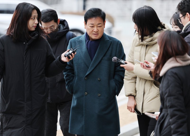 [서울=뉴시스] 김진아 기자 = 핵심 쟁점으로 떠오른 '누가' 종범 의율을 제안한 것인지와 실제로 연어·술파티 등을 통해 진술 회유 내지는 형량 거래가 있었는지를 두고 치열한 공방이 이어지는 가운데, 불씨는 안 아태평화교류협회장에 대한 진술 회유로도 번지는 형국이다. 사진은 서울고검 인권침해점검 TF(태스크포스)에 출석하는 안 회장. 2026.04.09. bluesoda@newsis.com