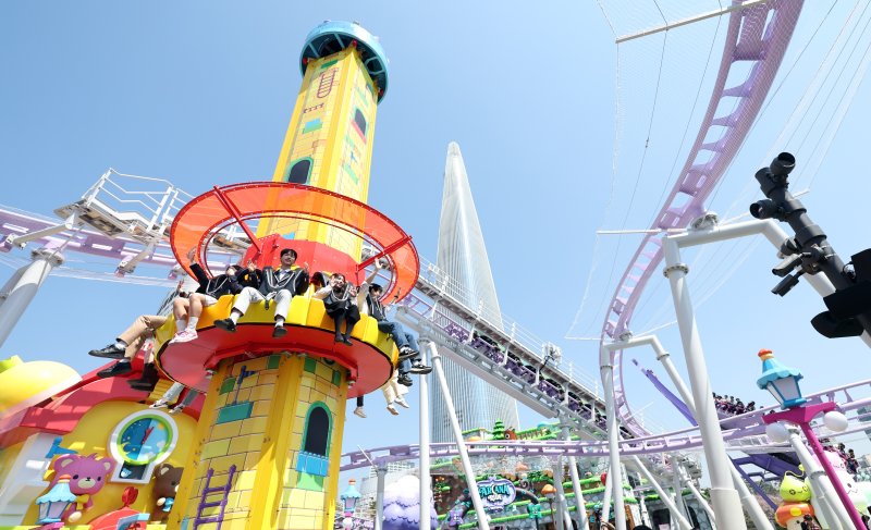 "핑크빈 타고 하늘로"… 롯데월드에 게임 속 마을 통째로 옮겨왔다 [Weekend 레저]