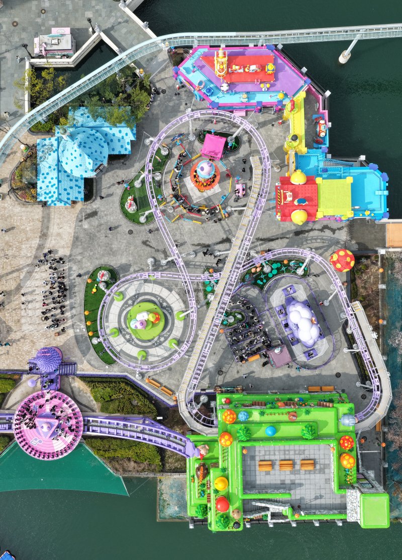 "핑크빈 타고 하늘로"… 롯데월드에 게임 속 마을 통째로 옮겨왔다 [Weekend 레저]