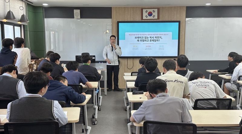 제주도 자치경찰단이 8일 제주중학교에서 전교생을 대상으로 픽시 자전거와 전동킥보드 안전교육을 진행하고 있다. /사진=제주특별자치도 제공 사진 설명