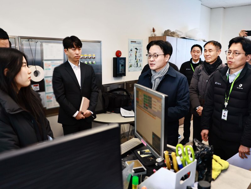 [서울=뉴시스] 김정관 산업통상부 장관이 19일 범부처 합동점검단과 함께 서울 송파구에 위치한 정유사 직영 주유소 불시 점검을 하고 있다. (사진=산업통상부 제공) 2026.03.19. photo@newsis.com *재판매 및 DB 금지