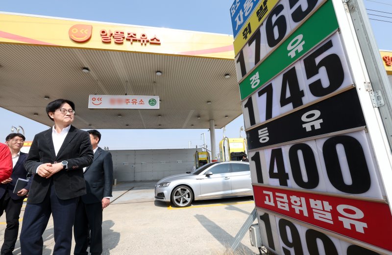 [청주=뉴시스] 강종민 기자 = 김정관 산업통상부 장관이 지난달 16일 충북 청주의 한 알뜰주유소를 찾아 석유 최고가격제 시행 이후 주유소 가격 동향을 점검하고 있다. 2026.03.16. ppkjm@newsis.com