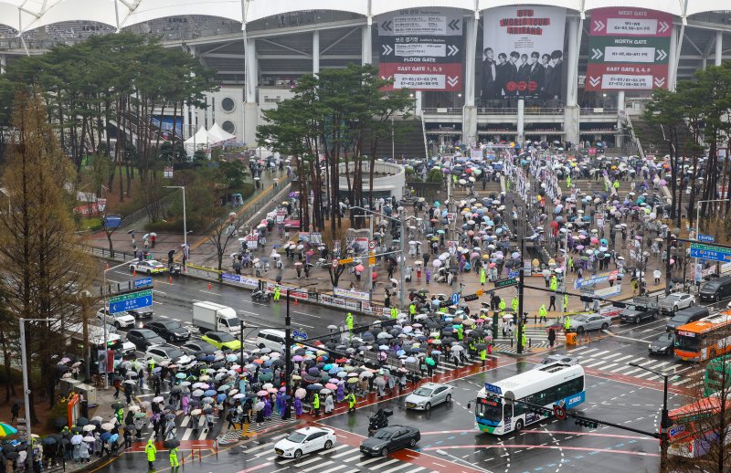 [고양=뉴시스] 황준선 기자 = 9일 오후 그룹 BTS(방탄소년단)의 월드투어 공연이 열리는 경기 고양시 고양종합운동장이 팬들로 붐비고 있다. 2026.04.09. hwang@newsis.com
