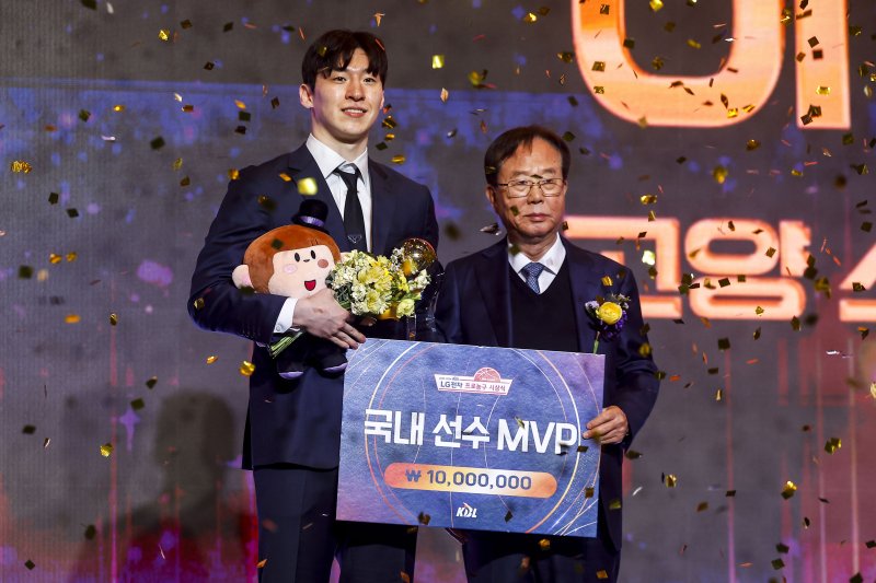[서울=뉴시스] 정병혁 기자 = 9일 서울 강남구 그랜드 인터컨티넨탈 서울 파르나스에서 열린 2025-2026 LG전자 프로농구 시상식에서 이수광 KBL 총재가 고양 소노 이정현에게 국내선수MVP상을 전달한 뒤 기념촬영을 하고 있다. 2026.04.09. jhope@newsis.com