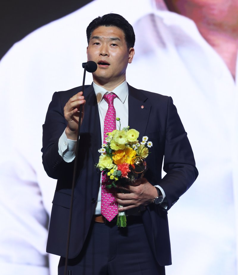 9일 오후 서울 강남구 그랜드 인터컨티넨탈 서울 파르나스 그랜드볼룸에서 열린 2025-2026 LG전자 프로농구 시상식에서 감독상을 수상한 조상현 감독(창원 LG)이 수상 소감을 밝히고 있다. 2026.4.9 ⓒ 뉴스1 오대일 기자