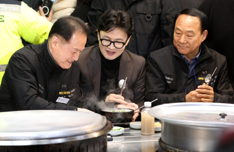 한동훈 전 국민의힘 대표가 지난 3월 7일 오후 부산 북구 구포시장 한 식당을 찾아 돼지국밥을 먹고 있다. 2026.3.7 ⓒ 뉴스1 윤일지 기자
