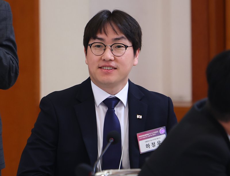 하정우 AI미래기획수석이 지난 9일 청와대에서 열린 국민경제자문회의 제1차 전체 회의에 참석해 있다. (청와대통신사진기자단) 2026.4.9 ⓒ 뉴스1 이재명 기자