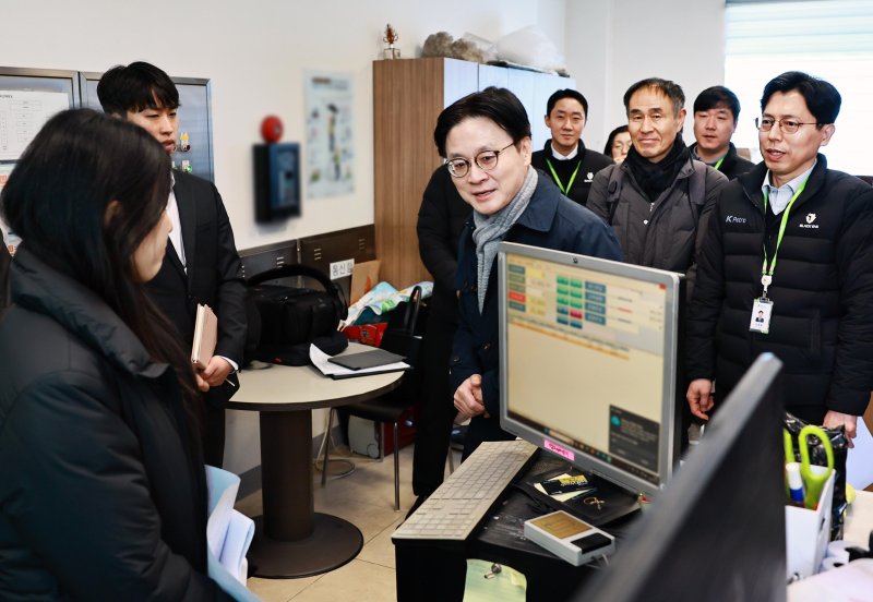 [서울=뉴시스] 김정관 산업통상부 장관이 19일 범부처 합동점검단과 함께 서울 송파구에 위치한 정유사 직영 주유소 불시 점검을 하고 있다. (사진=산업통상부 제공) 2026.03.19. photo@newsis.com *재판매 및 DB 금지