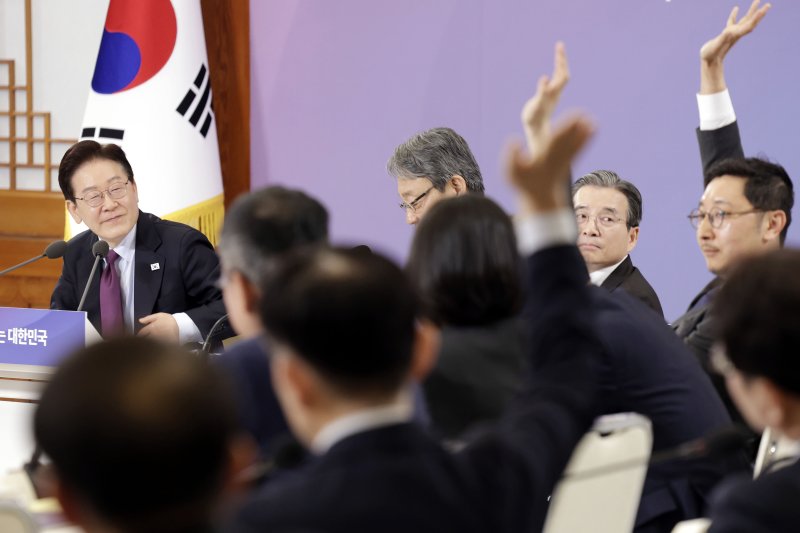 [서울=뉴시스] 최동준 기자 = 이재명 대통령이 9일 청와대에서 열린 국민경제자문회의 제1차 전체회의에서 참석자 질문을 받고 있다. 2026.04.09. photocdj@newsis.com