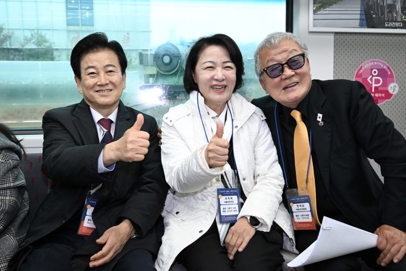 정동영 통일부 장관, 추미애 더불어민주당 경기도지사 후보, 명계남 이북5도 황해도지사가 10일 운행이 재개된 DMZ 평화이음 열차에 탑승해 기념 촬영을 하고 있다. 뉴시스