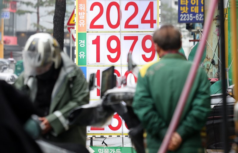 3차 석유 최고가격제 시행 첫날인 10일 서울의 한 주유소에 유가정보가 게시돼 있다. 이날 전국 주유소의 평균 휘발유·경유 가격이 상승세를 이어가고 있다.뉴스1