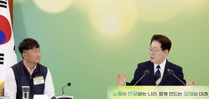 이재명 대통령이 10일 청와대에서 열린 민주노총 초청 간담회에서 양경수 위원장과 대화하고 있다. 청와대통신사진기자단