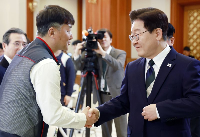 이재명 대통령이 10일 청와대에서 열린 민주노총 초청 간담회에서 양경수 위원장과 악수하고 있다. 청와대통신사진기자단