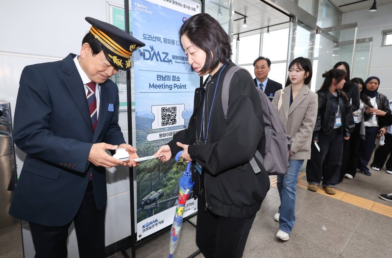 정동영 통일부 장관이 10일 서울역에서 DMZ 평화이음 열차 행사의 일환으로 승차권 개찰 행사를 하고 있다. 공동취재