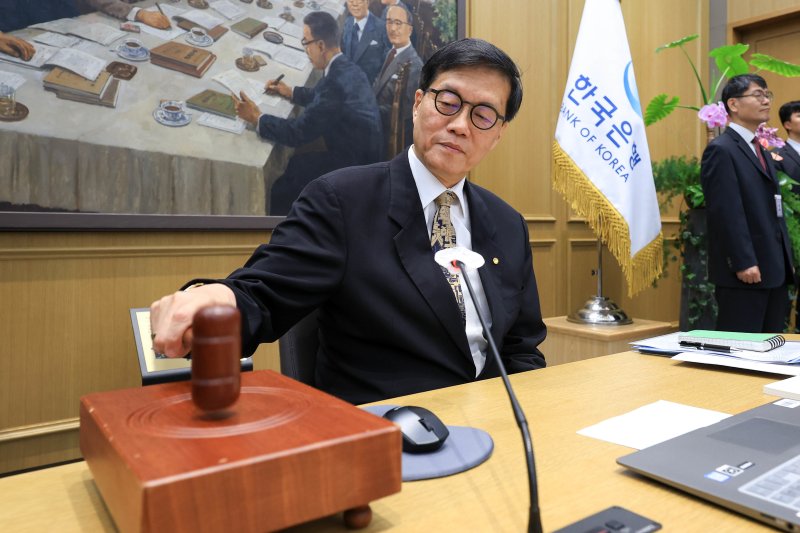 이창용 한국은행 총재가 10일 서울 중구 한국은행 본관에서 열린 금융통화위원회 본회의에서 의사봉을 두드리고 있다. 2026.4.10 ⓒ 뉴스1 사진공동취재단